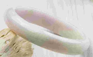 芙蓉种翡翠手镯价格三万块上当了吗,芙蓉翡翠手镯值得收藏吗