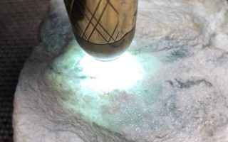 木纳翡翠原石开出纯白色冰种,木纳翡翠原石