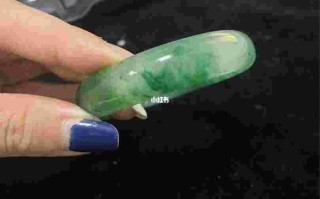 独龙玉戴着时间长为什么会出现金属点,独龙玉里面飘的是什么?