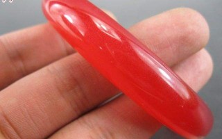 翡翠手镯什么颜色好红色美女
翡翠手镯