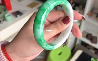 翡翠手镯右手带银手链好吗左手戴翡翠手镯右手戴银手镯可以吗