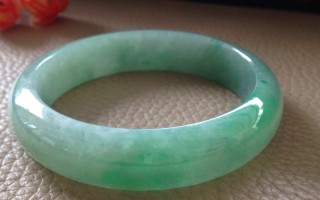手镯戴翡翠好还是玉好翡翠手镯好还是碧玉手镯好