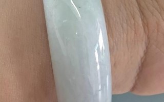 懂翡翠的朋友看看我新买的玉镯怎么样？是什么品种？大概价位？