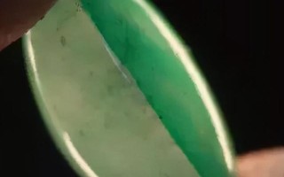 翡翠酸洗手镯的表面怎么才能看得出翡翠手镯是酸洗过的