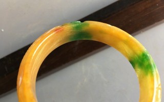 带黄翡翠手镯价格,翡翠镯子绿色带黄