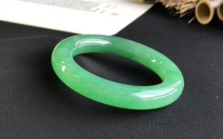 碧绿的翡翠手镯图片翡翠绿手镯价格及图片