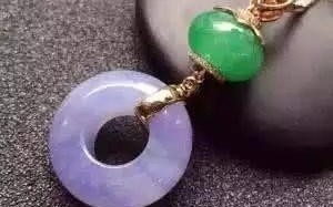 翡翠手镯里有紫色吗,紫色翡翠手镯