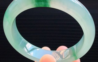 主播带您选购打灯通透的翡翠原石的简单介绍