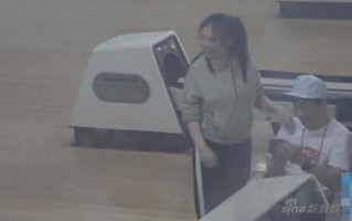 林俊杰与女友人打保龄球 沉寂一年桃花再开？(转载)