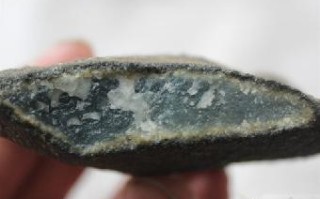 怎样出手翡翠原石的简单介绍