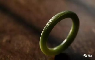 翡翠手镯紧贴皮肤是不是小了翡翠手镯紧贴腕部