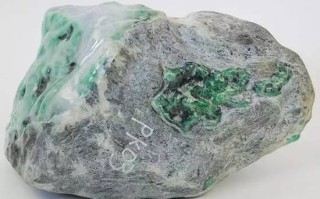 买了块翡翠原石,亿元左右的翡翠原石