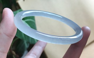 白玉飘花手镯,翡翠手镯白冰飘花