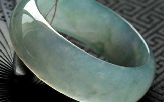 翡翠手镯有白色亮晶,玉手镯里面有白色的晶点是真的吗