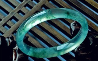 行家们给看看，这只手镯是传说中的段家玉手镯吗？