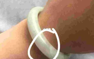 新买的翡翠手镯不好带正常吗新买的翡翠手镯不好带