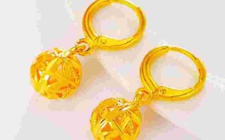 60岁女人黄金耳环款式,六十多岁的老太太带的耳环,耳钉图片