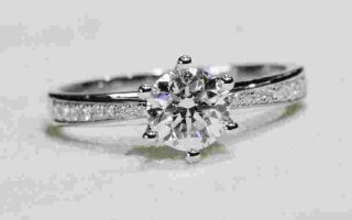 钻戒的钻石是天然的吗,钻戒的钻石是什么材质的