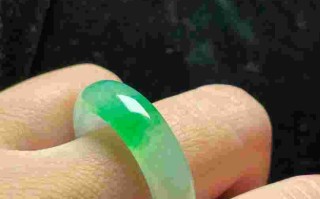 佩戴翡翠戒指的少女的简单介绍