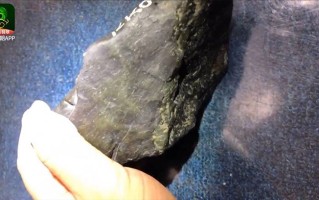 翡翠原石黑皮翡翠原石黑皮白霜