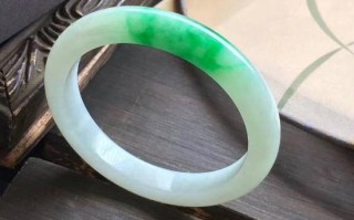 翡翠手镯蓝光照射全部起荧光了,翡翠手镯蓝光照射全部起荧光