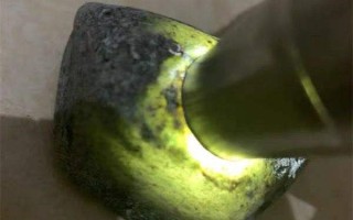 开窗翡翠原石色料分辨,翡翠原石开窗好还是不开窗好