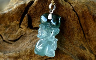 18K白金镶嵌冰种起莹光飘蓝花双色俏雕灵猴献寿挂坠 （24706）