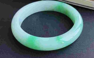 翡翠手镯糯种豆种之间价格糯种翡翠跟豆种翡翠外表有什么区别