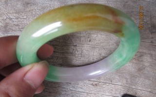 四色翡翠手镯,三色翡翠值多少钱