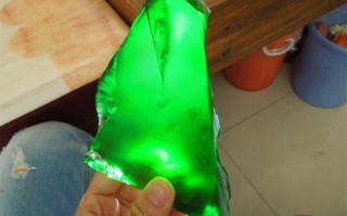 翡翠原石表面绿色晶体翡翠原石帝王绿180亿