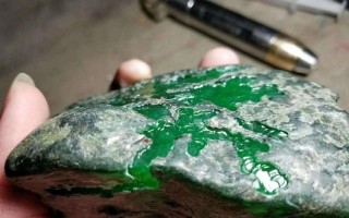 灰色的翡翠原石为什么扔了,会卡黑灰色翡翠原石的特点及图解