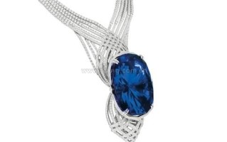 翡翠手镯浸油,翡翠戴了6年绿变白了