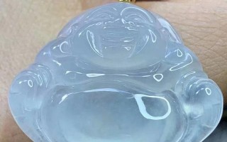 我想请一尊玻璃种或冰种玉佛自己佩戴，请问如何挑选品相呢？