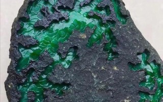 翡翠原石比成品贵,五彩翡翠原石的特点