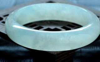 淡紫色加淡绿色翡翠手镯图片,青色翡翠手镯是什么样子的