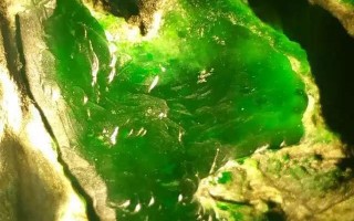 帝王绿手镯一对七亿,帝王绿翡翠原石图片