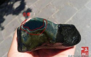 翡翠原石起白雾翡翠原石有白雾下的颜色