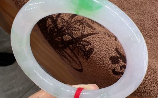 福字牌翡翠玉镯价格,手镯里面有福字是什么牌子