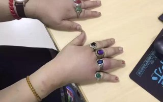 喜欢在手上戴很多戒指的人是什么心理？