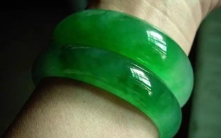 摘翡翠手镯的简单介绍