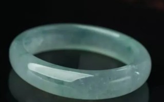 翡翠手镯拿到手里沉沉的怎么回事翡翠手镯拿到手里沉沉的