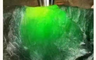 翡翠原石用强光手电怎么辨认穿透力最强的翡翠原石手电