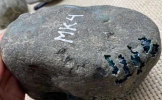 3万元翡翠原石切开视频翡翠原石切石视频