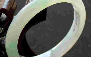 翡翠白底飘点黄知识,白底飘淡绿的翡翠好不好