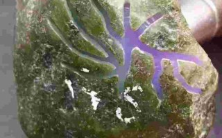 缅甸的翡翠原石价格贵吗,缅甸的翡翠原石价格