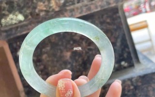 翡翠手镯戴不久出了几条绿纹怎么回事翡翠手镯戴不久出了几条绿纹