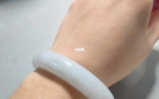 白色翡翠手镯里有棉的图片,牛奶白翡翠手镯好多棉