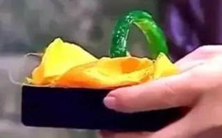 冰种翡翠手镯清代翡翠手镯鉴定专家