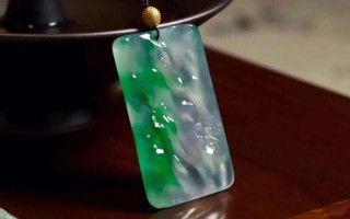 翡翠手镯灯光下发蓝光,太阳光下翡翠手镯