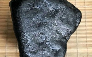 原石黑乌沙出什么料多,沙细种黑乌沙翡翠原石